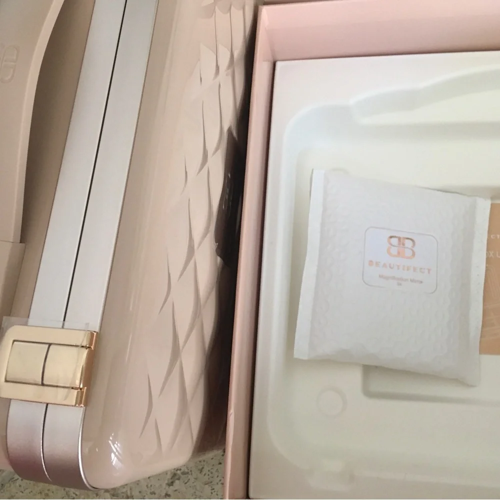 Beautifect Box nude portable illuminated makeup vanity case